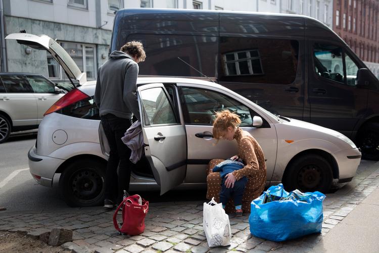 
Weekenden står for døren og Ida Burchardi og hendes familie gør klar til at trille ud af byen for at nyde livet i sommerhuset i Nordsjælland.   Foto: Louise Herrche Serup/POLFOTO