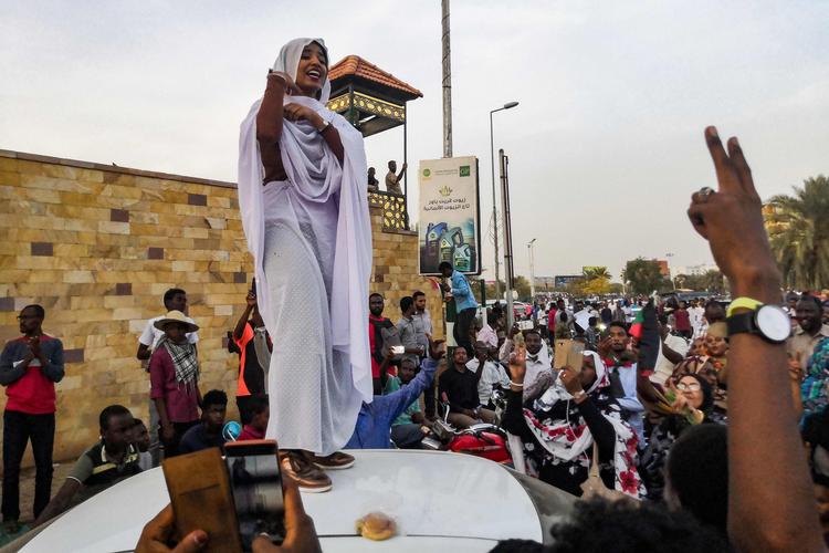 På  få uger  er Alaa Salah blevet et symbol på protestbevægelsen i Sudan. 
 Foto: -/Ritzau Scanpix