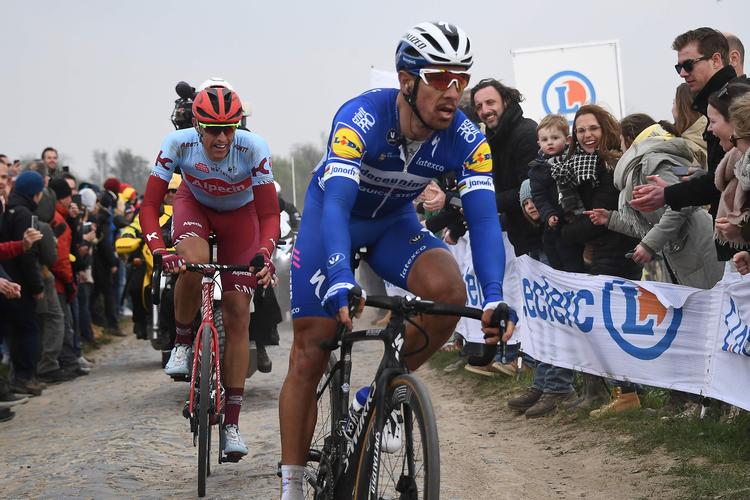 Veteranen Philippe Gilbert var hurtigere end Nils Politt (bagerst) i spurten på velodromen i Roubaix. Foto: Anne-christine Poujoulat/Ritzau Scanpix