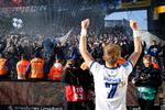Viktor Fischer fejrede sejren med de mange FCK-fans i Brøndby.  Foto: Jens Dresling/POLFOTO