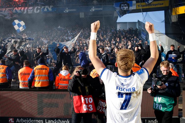 Viktor Fischer fejrede sejren med de mange FCK-fans i Brøndby.  Foto: Jens Dresling/POLFOTO
