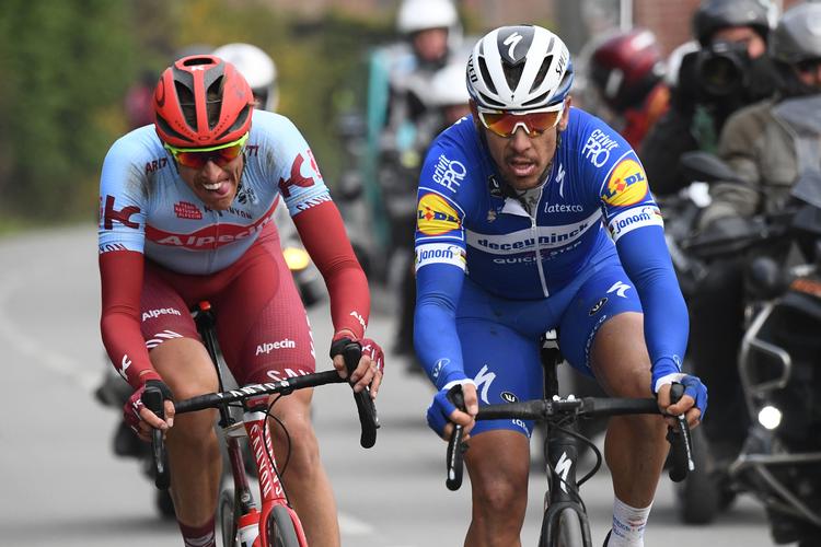 Philippe Gilbert (t.h.) og Nils Politt på vej mod afgørelsen i Paris-Roubaix. Foto: Stephane Mantey/Ritzau Scanpix