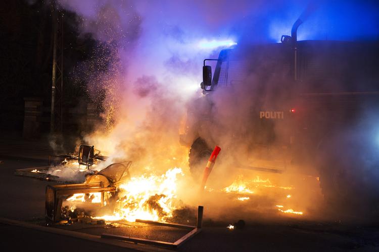 Politiet måtte rykke ud med slukningskøretøjer. Nær Christiania på Christianshavn.   Foto: Thomas Borberg/POLFOTO