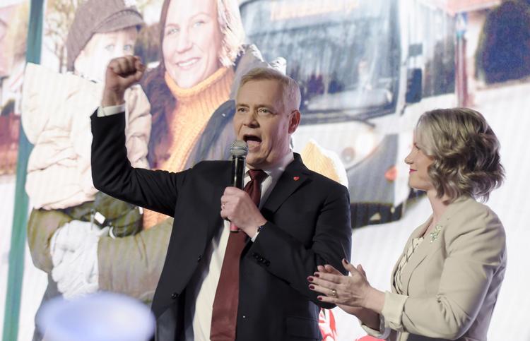 Antti Rinne flankeret af sin hustru, Heta Ravolainen-Rinne, taler under valgkampen i Helsinki. Rinne står til at tage sejren.  Foto: Antti Aimo-koivisto/Ritzau Scanpix
