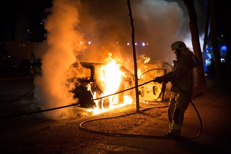 Urolighederne i nat var massive. Her er der brand i to biler på Nørrebro. Foto: Thomas Borberg/POLFOTO