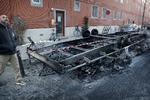 Utallige containere og også biler blev i løbet af søndagen og natten til mandag sat i brand i forbindelse med urolighederne på særligt Nørrebro. Her er det gået ud over en skurvogn, der stod på Todesgade ved Blågårds Plads. Foto: Jens Dresling/POLFOTO