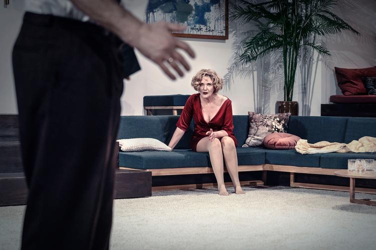 Tammi Øst og Jens Jørn Spottag duellerer i ond og humørsyg sprogkunst i 'Hvem er bange for Virginia Woolf' på Det Kongelige Teater. Foto: Camilla WInther