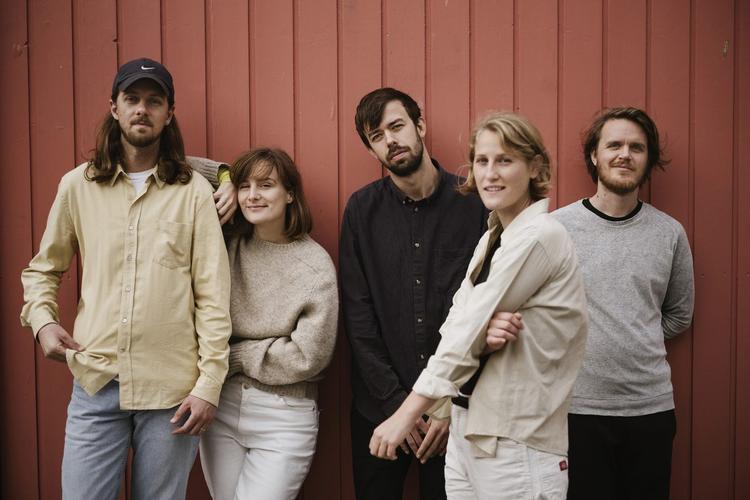 Lowly er ude med et album, der tager mange sære drejninger og afstikkere , og det er fornøjelse af fare  mere forvirret rundt i deres mere krukkede og søgende sange.  Foto: Asbjørn Sand