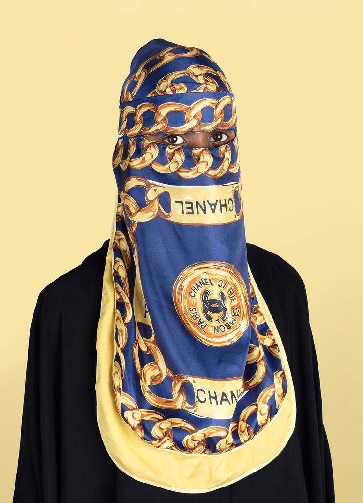 I udstillingen indgår tre fotografier af kunstneren  Wesaam Al-Badry, som viser kvinder i niqabber lavet af silketørklæder fra Chanel, Valentino og Gucci. Billederne er en kommentar til Vestens forbrugskulturs afsmitning på muslimsk kultur. Foto: Wesaam Al-badry