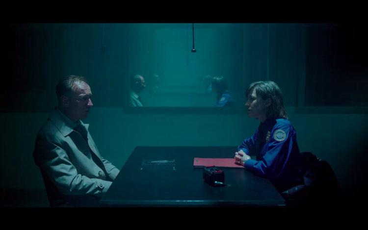  Mørket og det grønne skær er med til at understrege stemningen i det lukkede rum  i 'Fargo',  hvor det underspillede er med til at skabe uhyggen.  