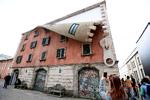 Kunstneren Alex Chinnecks værk i Milano.  Foto: Miguel Medina/Ritzau Scanpix