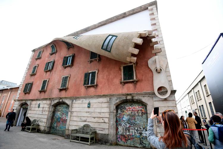 Kunstneren Alex Chinnecks værk i Milano.  Foto: Miguel Medina/Ritzau Scanpix