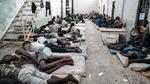  Gambianske Adam Conateh endte i denne interneringslejr  i Zawiya, 45 kilometer vest for Tripoli, som er et af de fængsler, den libyske kystvagt sejler flygtninge og migranter tilbage til. Pressen får kun sjældent chancen for at kigge indenfor, og  billedet her er fra  sommeren 2017. 
   Foto: Taha Jawashi/Ritzau Scanpix