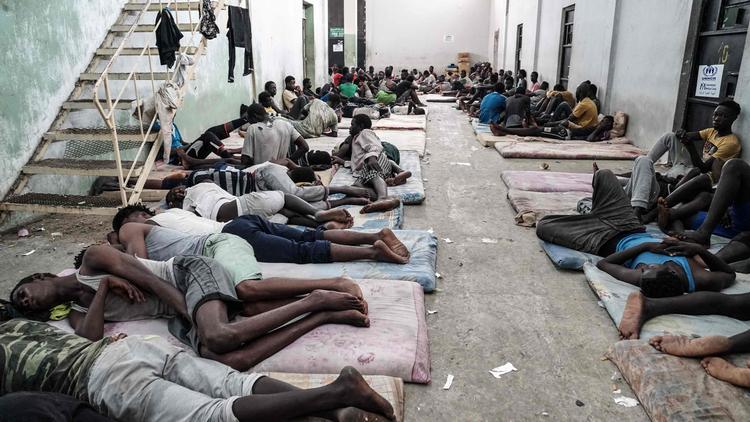  Gambianske Adam Conateh endte i denne interneringslejr  i Zawiya, 45 kilometer vest for Tripoli, som er et af de fængsler, den libyske kystvagt sejler flygtninge og migranter tilbage til. Pressen får kun sjældent chancen for at kigge indenfor, og  billedet her er fra  sommeren 2017. 
   Foto: Taha Jawashi/Ritzau Scanpix