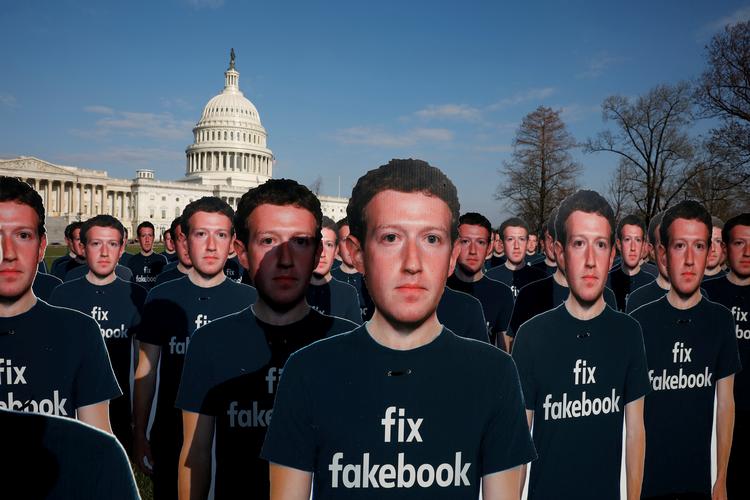 
Masser af papudgaver af Facebooks øverste chef Mark Zuckerberg blev brugt ved en stor demonstration i Washington sidste år i protest mod de mange hadefulde ytringer og løgne på Facebook.
 
   Foto: Aaron Bernstein/Ritzau Scanpix