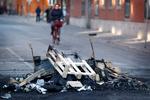 
Mandag morgen er der kun sporadiske efterladenskaber tilbage efter søndagens voldsomme uroligheder på Blågårds Plads på Nørrebro. Her ses resterne af en bål i nabogaden Korsgade. Foto: Jens Dresling/POLFOTO