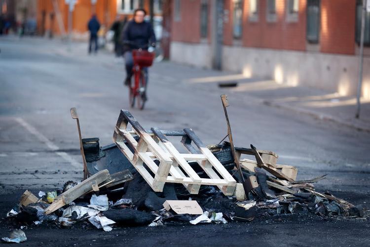 
Mandag morgen er der kun sporadiske efterladenskaber tilbage efter søndagens voldsomme uroligheder på Blågårds Plads på Nørrebro. Her ses resterne af en bål i nabogaden Korsgade. Foto: Jens Dresling/POLFOTO
