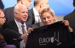 Svitlana Salistjuk ses her med den nu afdøde, tidligere amerikanske senator John McCain, ved en konference i München for to år siden. Hun regnes for en af Ukraines mest indflydelsesrige kvinder.  Foto: Tobias Hase/Ritzau Scanpix