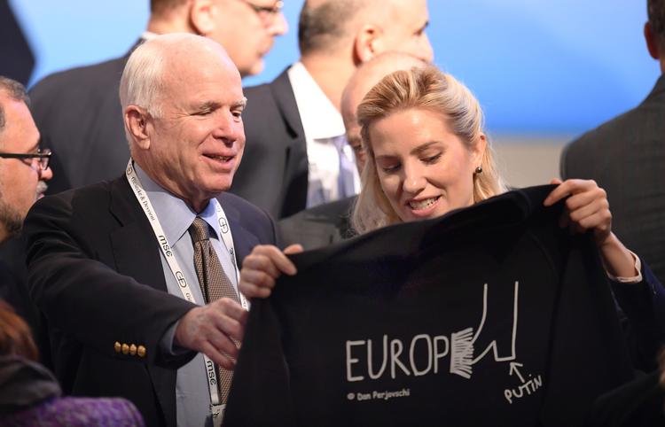 Svitlana Salistjuk ses her med den nu afdøde, tidligere amerikanske senator John McCain, ved en konference i München for to år siden. Hun regnes for en af Ukraines mest indflydelsesrige kvinder.  Foto: Tobias Hase/Ritzau Scanpix
