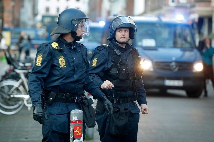 Foto fra efterdønningerne af weekendens sammenstød mellem demonstranter og politi på Blågårds Plads. Urolighederne blev antændt, da den racismedømte islamkritiker Rasmus Paludan ville demonstrere på pladsen, der ligger på det indre Nørrebro i København. Foto: Jens Dresling/POLFOTO