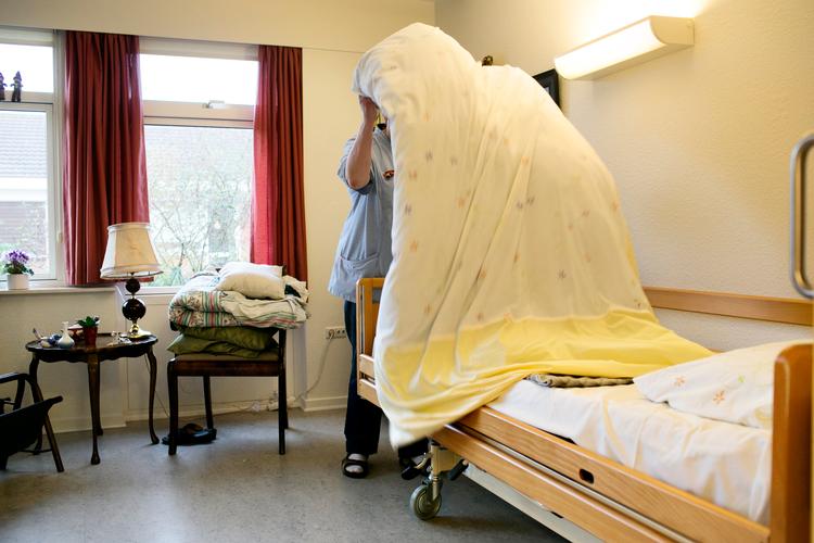 
  Plejehjem eller hjemmepleje? For nogle sosu'er betyder et plejehjem, at de trods arbejdspresset slipper for de minutlister, som mange ellers ifølge FOA's undersøgelse stadig styres af og måske stresses af.  Arkivfoto  Miriam Dalsgaard