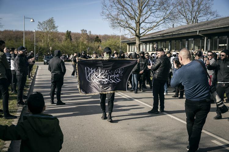 Rasmus Paludans demonstration, som er blevet stoppet af politiet, har skabt uro i Albertslund. Flere unge har blandt andet sat ild til affaldscontainere.
 
   Foto: Jens Hartmann Schmidt/POLFOTO