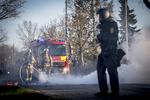 Politi og brandfolk rykkede talstærkt ud til Albertslund, hvor protester imod den racismedømte islamkritiker Rasmus Paludan udviklede sig til ildspåsættelser og kast med genstande mod politiet. Paludan mødte ikke op, da Vestegnens politi havde givet ham et midlertidigt forbud mod at demonstrere i Albertslund. Foto: Mads Claus Rasmussen/Ritzau Scanpix