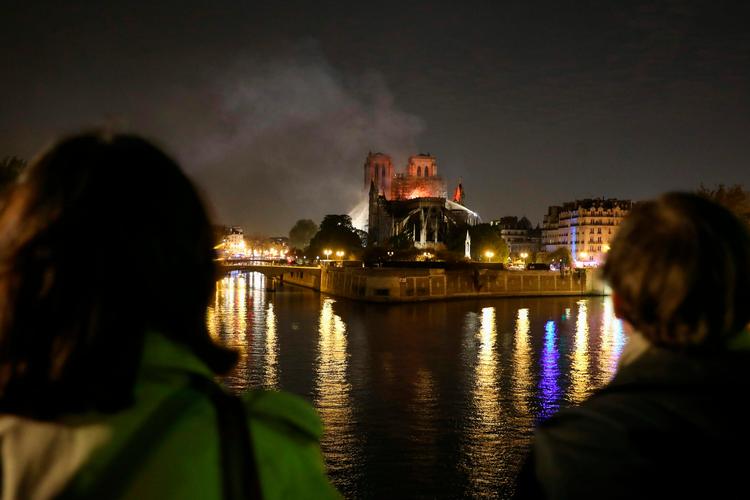 YouTube har fjernet information om terrorangreb fra alle livestreams fra branden i parisiske Notre Dame.  Foto: Ludovic Marin/Ritzau Scanpix