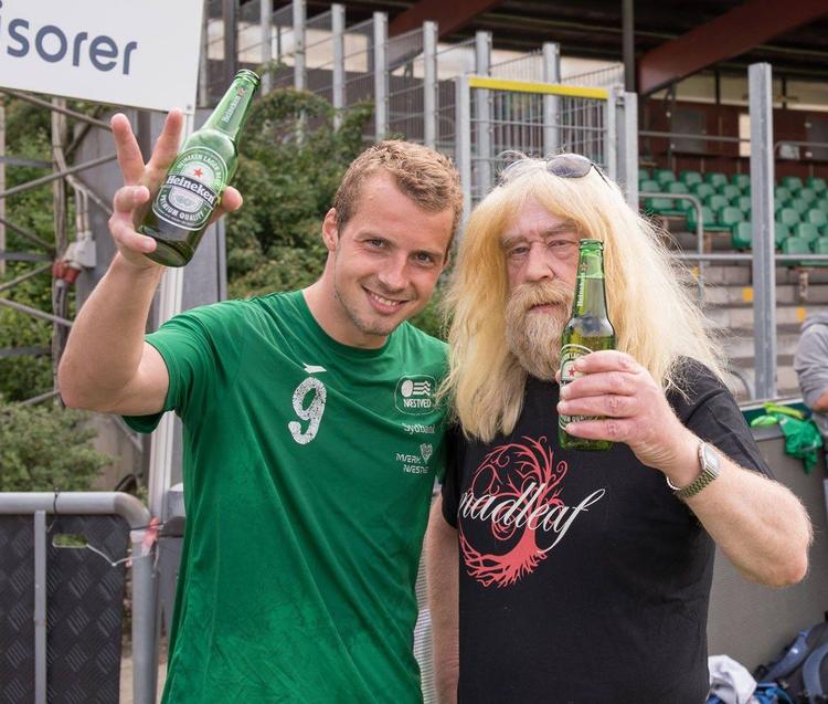 Næver forever - Poul Thaarup har været fan af Næstved Boldklub, så ved sidste sæsons afslutningsfest fik han naturligvis anledning til at skåle med topscorer Finnur Justinussen. 