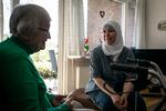 Social- og sundhedsassistent Latifah Adil El-Set sammen med en af beboerne på plejecentret Korsvang, Hanne Himmelstrup:. »Jeg kan  mærke, at de ældre trækker sig eller bliver urolige, fordi vi har mere travlt« Foto: Jens Hartmann Schmidt/POLFOTO