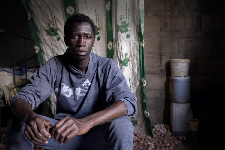  Politiken har fulgt Abdoulie Manneh, en af de 15.000 afrikanske migranter, der siden november har opgivet at komme til Europa og er blevet fløjet hjem til Libyen, Afrika. Han forsøgte at krydse Middelhavet tre gange, men blev fanget og sendt til sit hjemland Gambia.
   Foto: Emilie Thejll Madsen
