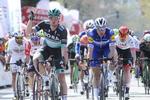 Ireren Sam Bennett jubler over sejren på 1. etape i Tyrkiet Rundt, mens hollænderen Fabio Jakbobsen (t.h.) må tage til takke med andenpladsen. Foto: Presidential Tour of Turkey. 