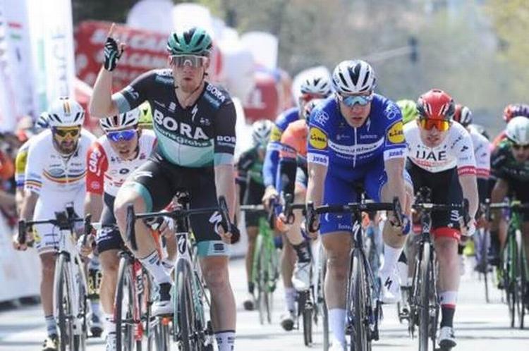 Ireren Sam Bennett jubler over sejren på 1. etape i Tyrkiet Rundt, mens hollænderen Fabio Jakbobsen (t.h.) må tage til takke med andenpladsen. Foto: Presidential Tour of Turkey. 