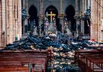 Notre Dames indre efter mandagens brand. (Photo by Christophe PETIT TESSON / POOL / AFP)
   Foto: Christophe Petit Tesson/Ritzau Scanpix