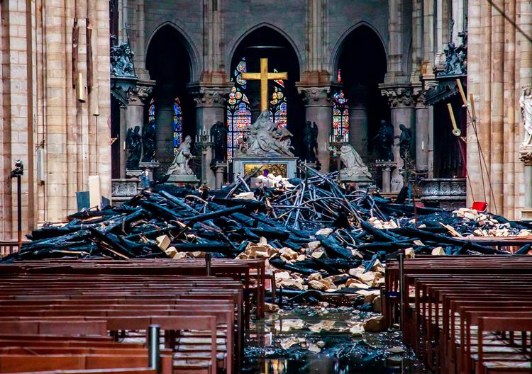 Notre Dames indre efter mandagens brand. (Photo by Christophe PETIT TESSON / POOL / AFP)
   Foto: Christophe Petit Tesson/Ritzau Scanpix
