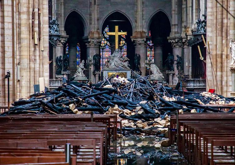 
  De omfattende ødelæggelser i Notre Dames indre er der endnu ingen, der har overblik  over.  Foto: Christophe Petit Tesson/Ritzau Scanpix