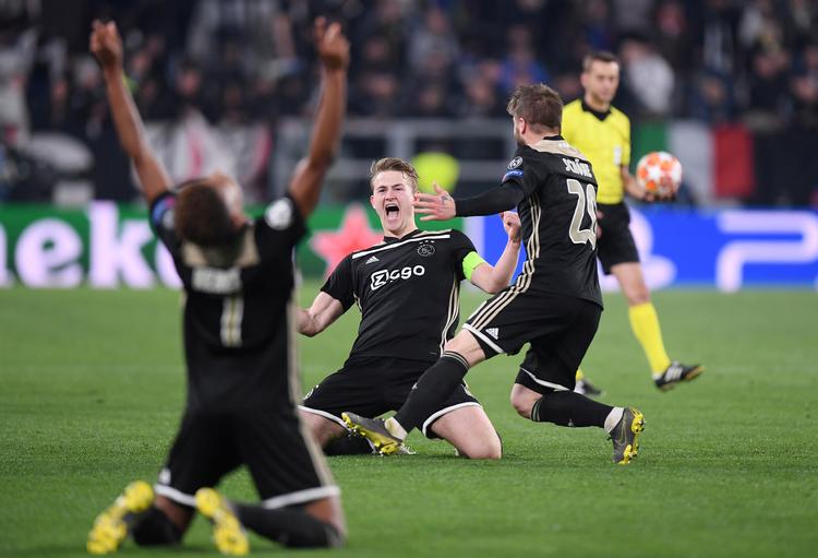 Kampen i Torino er fløjtet af, og Matthijs de Ligt og Lasse Schöne fejrer endnu en Ajax-triumf.
   Foto: Alberto Lingria/Ritzau Scanpix