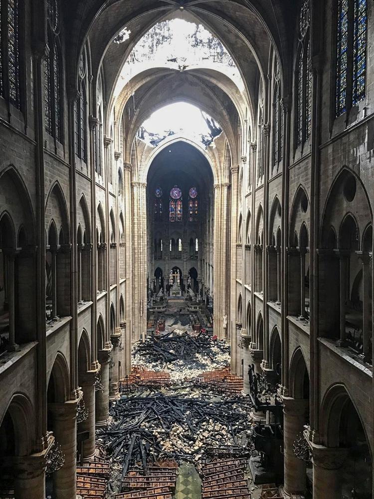 Der venter et omfattende restaurereingsarbejde - som ifølge præsident Macron kan gøres på fem år.  Foto: -/Ritzau Scanpix