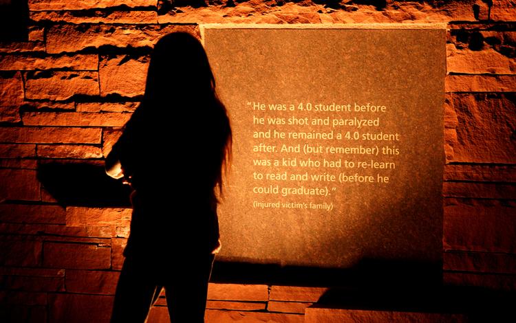 Lørdag er det 20 år siden masseskyderiet fandt sted på Columbine High School. På billedet besøger folk mindestedet for de 12 døde.  Foto: Rick Wilking/Ritzau Scanpix