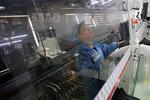 En fabriksansat arbejder på en elektronikfabrik i Jiaxing i Zhejiang-provinsen i Kina. Landets økonomi er aftaget de senere år, men vokser forsat. Foto: China Stringer Network/Ritzau Scanpix