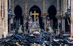 Skaderne i Notre Dame er omfattede. Stort set hele taget er kollapset. 
   Foto: Pool/Ritzau Scanpix