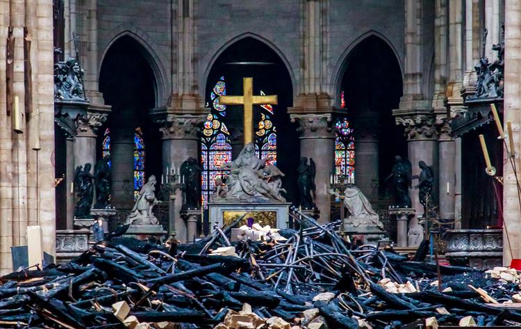 Skaderne i Notre Dame er omfattede. Stort set hele taget er kollapset. 
   Foto: Pool/Ritzau Scanpix