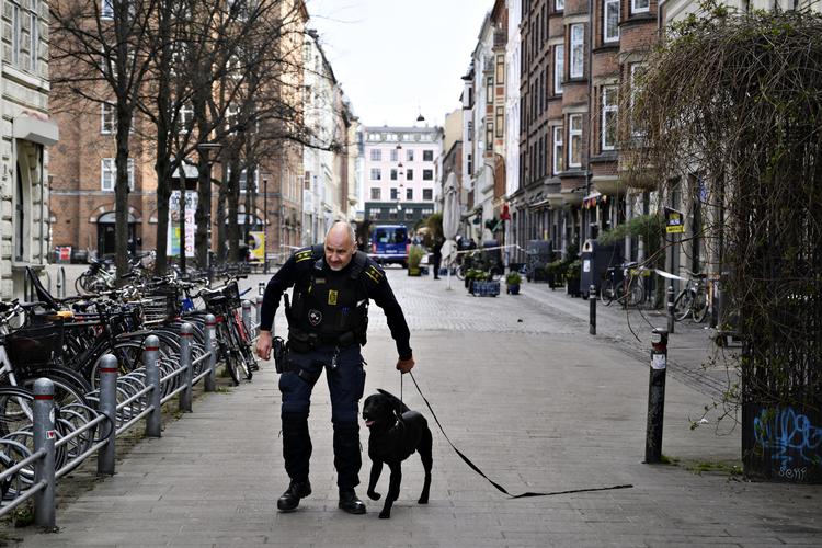 Blågårds Plads på Nørrebro i København var spærret af tirsdag, mens politiet undersøgte et mistænkeligt forhold. Foto: Philip Davali/Ritzau Scanpix