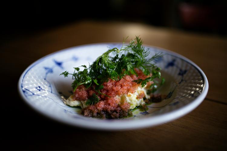 Kartoffelkompot, rygeost og stenbiderrogn fik foråret til at pible frem på tallerkenen på restaurant Hos Otto, der holder til i den tidligere Bjørnekælderen på Frederiksberg.
   Foto: Jens Hartmann Schmidt/POLFOTO
