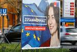 På valgplakaterne er Katarina Barkley næsten som Jeanne d'Arc foran det blafrende flag klar til kamp for Europa. Foto: Fabrizio Bensch/Ritzau Scanpix