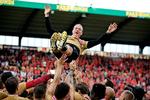 Jess Thorup i guldstol efter det andet danske mesterskab i FC Midtjyllands historie kom i hus sidste år. Skal midtjyderne forsvare titlen, ligner en sejr torsdag mod FCK et krav.
   Foto: Jens Dresling/POLFOTO