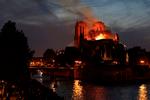 Folk over hele verden fulgte chokeret med, da flammer truede med at tilintetgøre Notre Dame i Paris. Og så man med på TV 2 News blev man grundigt oplyst, mener Rasmus Bech. Foto: Thomas Samson/Ritzau Scanpix