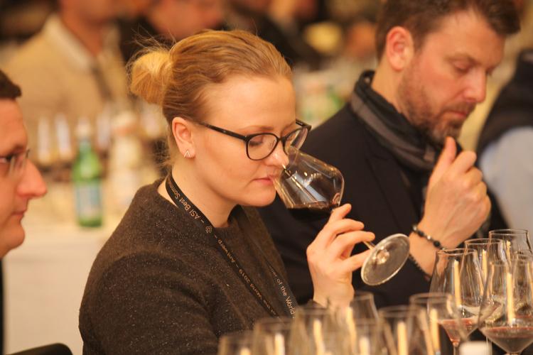 Nina Højgaard Jensen, her fotograferet ved Best Sommelier of the World 2019,  er chefsommelier på Kong Hans Kælder. Her deler hun ud af sine bedste vintips. Foto: Pr-foto