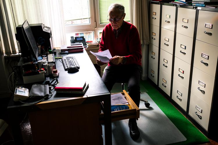 Nye tal viser eksplosion i antallet af ældre i beskæftigelse, det skyldes, at flere vælger at blive længere på arbejde. Blandt andre Edgar Dahlin på 88, som er praktiserende læge på Amager. 
   Foto: Ivan Boll