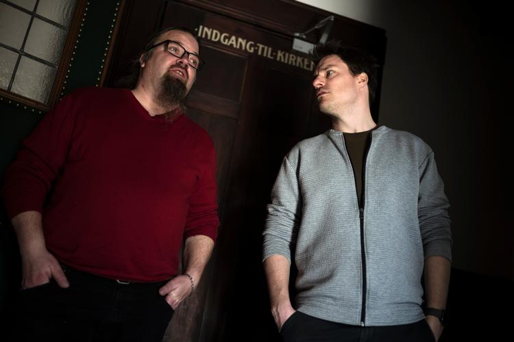 Anders Stjernholm (th.) og Simon Ørregaard har skrevet en ny debatbog om nutidens ateisme og deres kritiske syn på religioner. Foto: Sofia Busk Foto: Sofia Busk/Sofia Busk